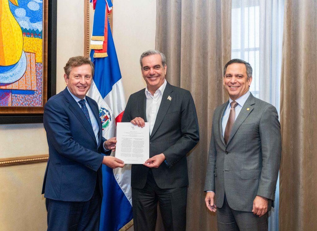 Presidente Luis Abinader recibe resolución que declara a República Dominicana como Capital Mundial del Derecho y la Justicia