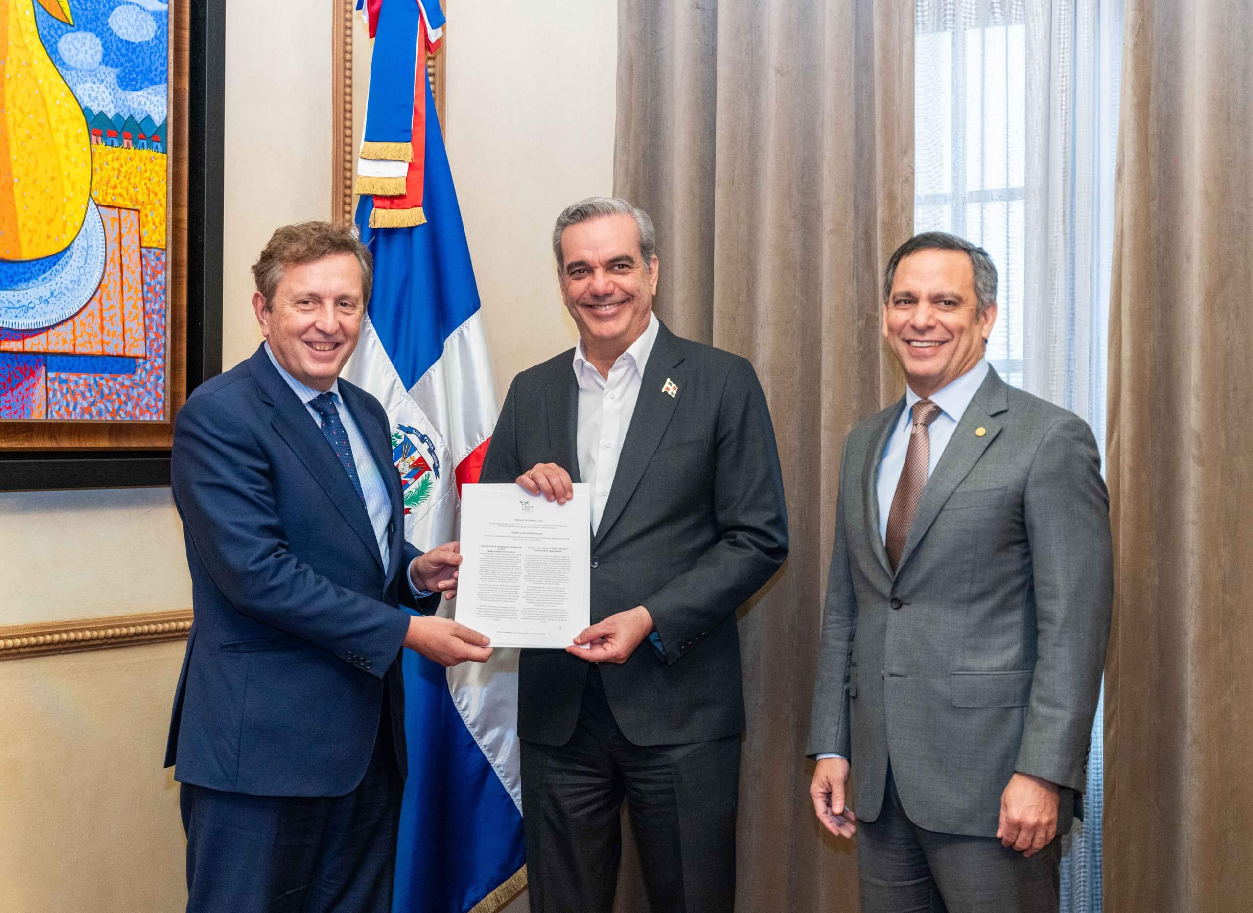 Presidente Luis Abinader recibe resolución que declara a República Dominicana como Capital Mundial del Derecho y la Justicia