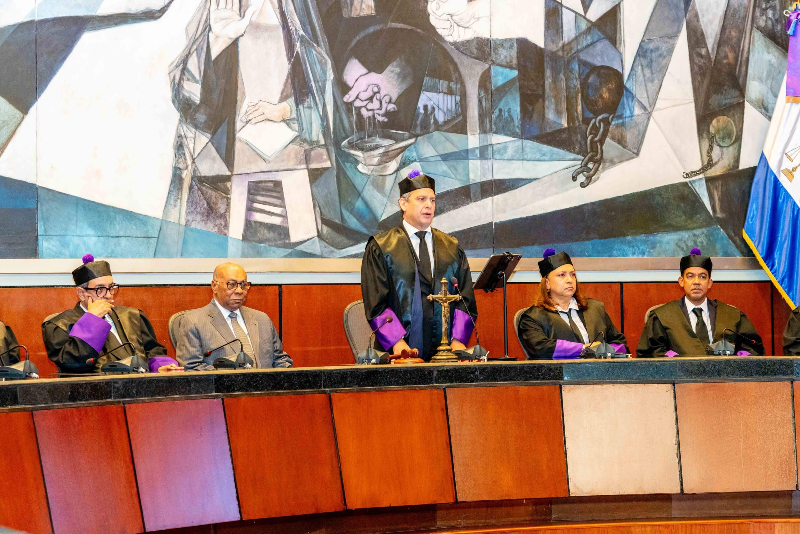 Juez presidente Henry Molina honra trayectoria de Ray Guevara y exhorta a los abogados defender los derechos de las personas